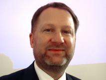 Prof. Dirk Morschett sieht den Online-Handel als Herausforderung Prof. Dirk Morschett sieht den Online-Handel als Herausforderung