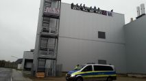 Aktivisten blocken Tönnies Seit heute morgen blockieren Aktisten den Schlachthof.