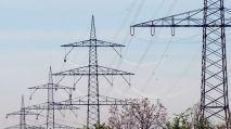 Strommasten EEG Für Strom müssen die Deutschen 2020 tiefer in die Tasche greifen.