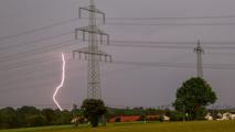 Gewitter Blitz Stromtrasse Am Montag werden im Westen und Südwesten Schauer oder Gewitter erwartet.