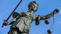Justitia Das Arbeitsgericht Bielefeld muss entscheiden, ob die fristlose Kündigung der Veterinäre durch den Kreis Gütersloh rechtmäßig war.